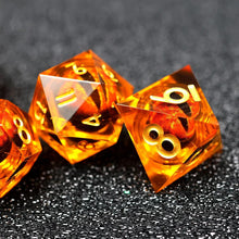 Cargar imagen en el visor de la galería, Dice Set, 7Pcs/Set Resin Sharp Edge Liquid Core Moving Eye Dice
